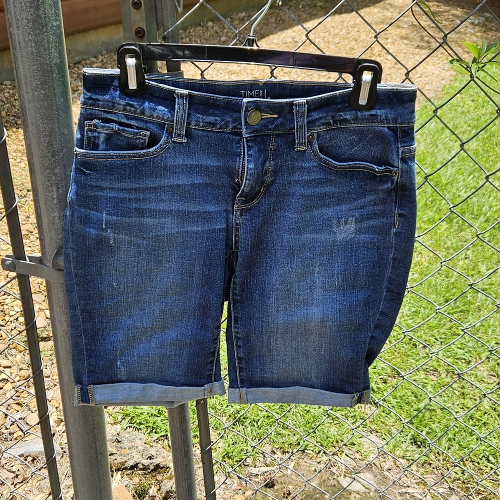 Women's Time and Tru Mid-Rise Blue Denim Shorts Size 6